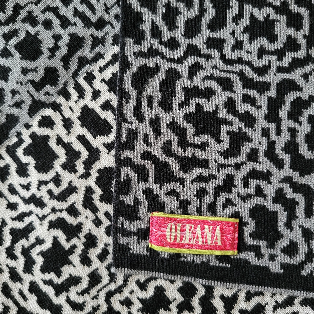 Oleana Black and Gray Patterned Scarf